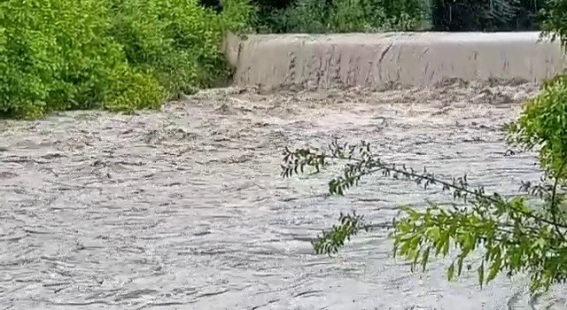 Sağanak sonrası karayolu göle döndü, bahçeler zarar gördü