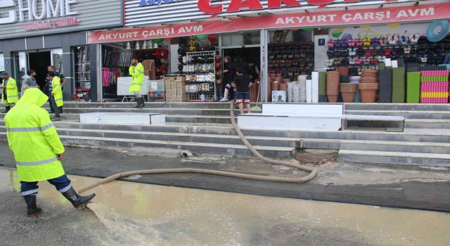 Sağanak sonrası sular altında kalan Akyurtta yaralar sarılıyor