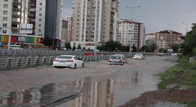 Sağanak yağış hayatı olumsuz etkiledi