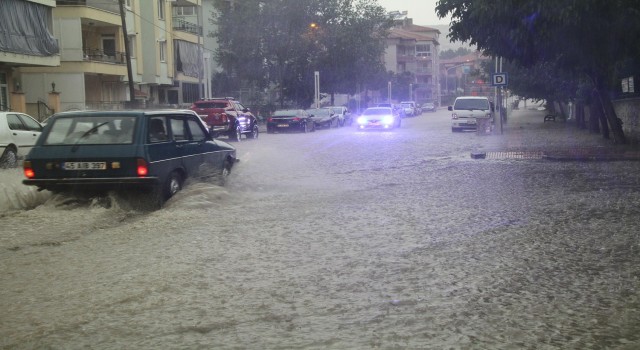 Sağanak yağış Kulada hayatı olumsuz etkiledi