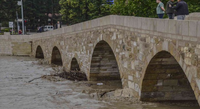Sağanak yağış Taşköprüde ırmak ve derelerin su seviyesini yükseltti
