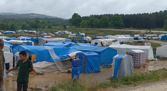Sağanak yağışta 500 işçinin bulunduğu çadır kent sular altında kaldı