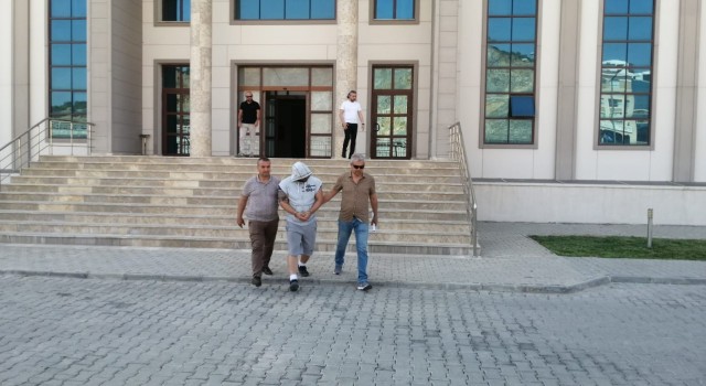 Sahte kimlikle dünyayı dolaştı, Kuşadasında polise takıldı