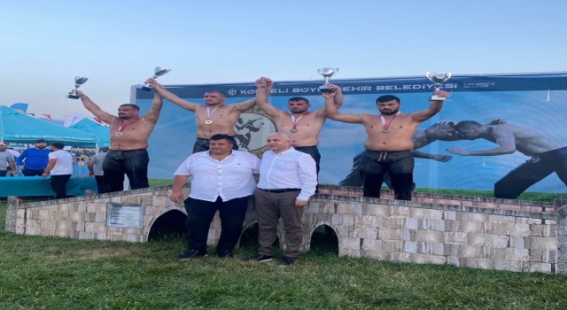 Sakarya Büyükşehirli pehlivanlar kürsüye çıktı