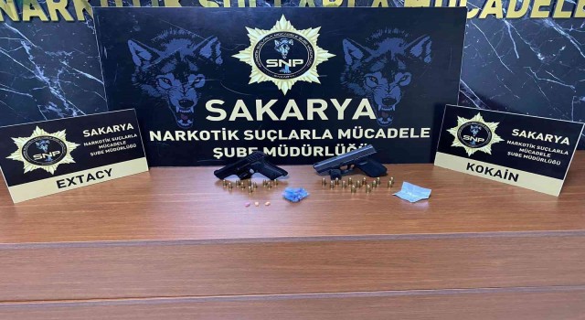 Sakaryada 2 ilçede 3 adrese uyuşturucu operasyonu: 5 gözaltı