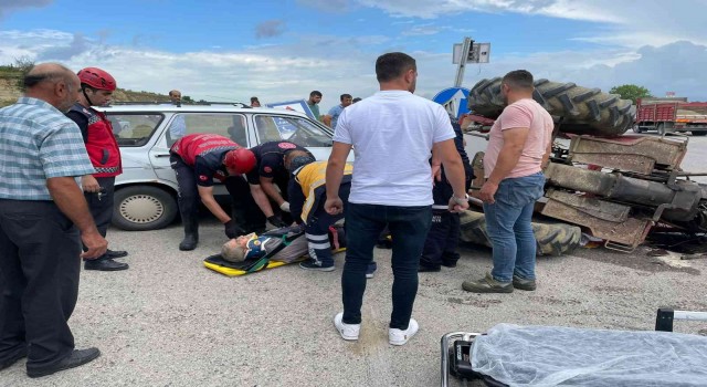 Sakaryada otomobil traktörle çarpıştı: 2 yaralı