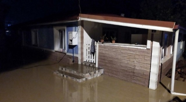 Sakaryada sağanak 4 mahalleyi sular altında bıraktı