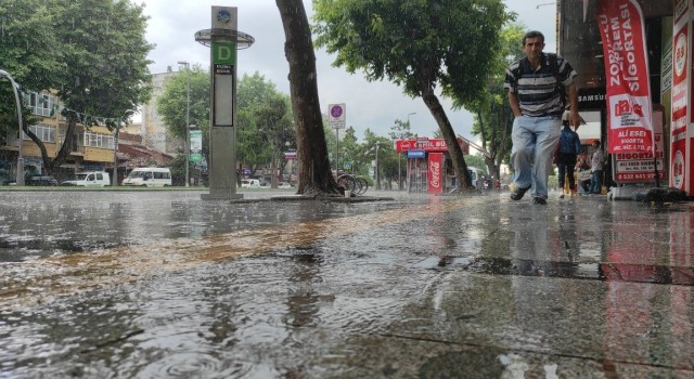 Sakaryada sağanak etkili oldu: Vatandaşlar ıslanmaktan kurtulamadı