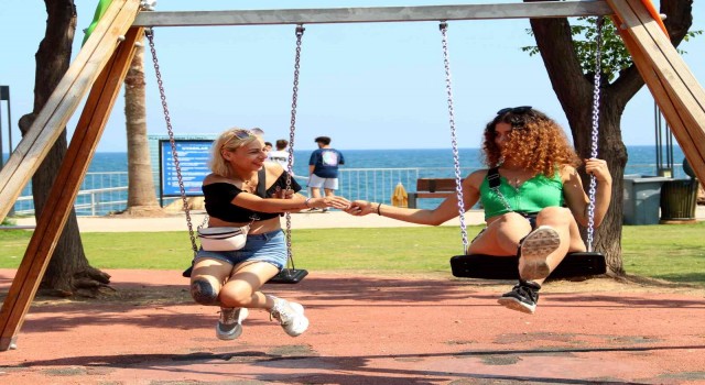 Salıncağa binen iki genç kız, çakmak isteyen şahsa olmadığını söyleyince darp edildi