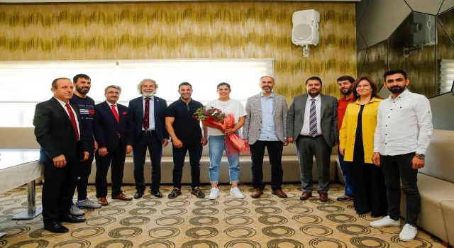 Şampiyon boksör Sürmeneliye plaket
