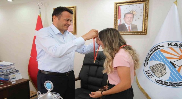 Şampiyon sporcu altınla ödüllendirildi