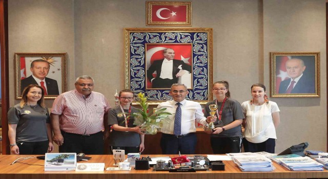 Şampiyon sporcular belediyede
