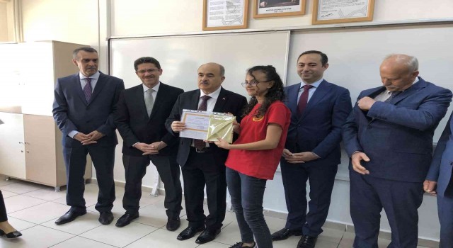 Samsun Valisi Dağlı, öğrencilere karne dağıttı