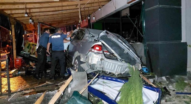 Samsunda 25 metre takla atan otomobil şarküteri dükkanına çarptı: 2 ölü