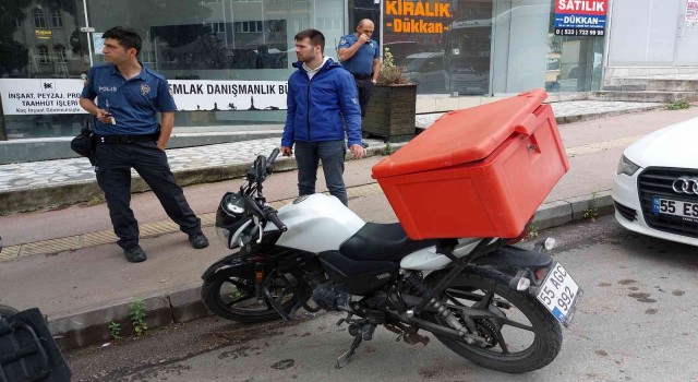 Samsunda motosiklet yayaya çarptı: 2 yaralı