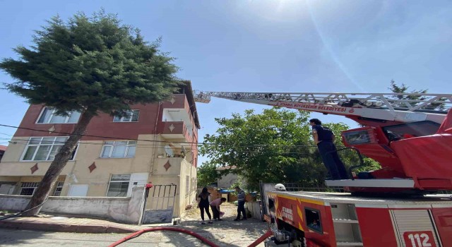 Sancaktepede çatı tadilatı sırasında korkutan yangın