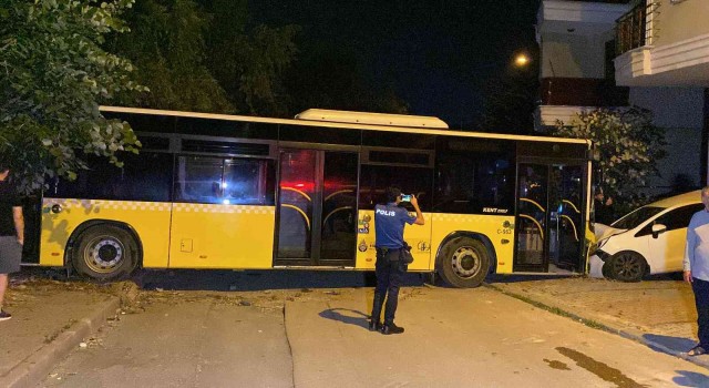 Sancaktepede ehliyetsiz görevli yıkamak için aldığı İETT otobüsüyle sokağa daldı: Bir otomobil hurdaya döndü