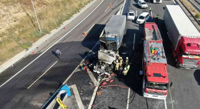 Sancaktepede iki tır çarpıştı, tırlardan biri alev aldı: 1 ölü