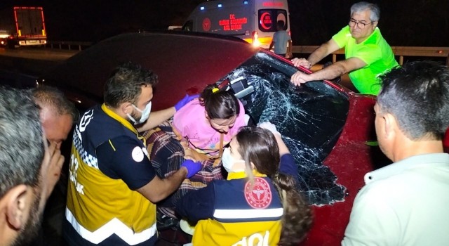 Sandıklıda otomobil refüje devrildi: 2 yaralı