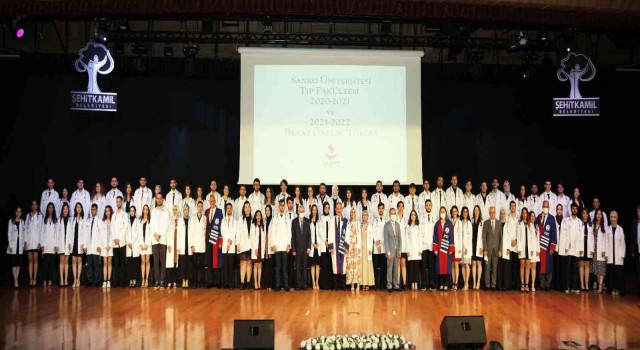 Sankoda Tıp Fakültesi öğrencileri törenle beyaz önlük giydi