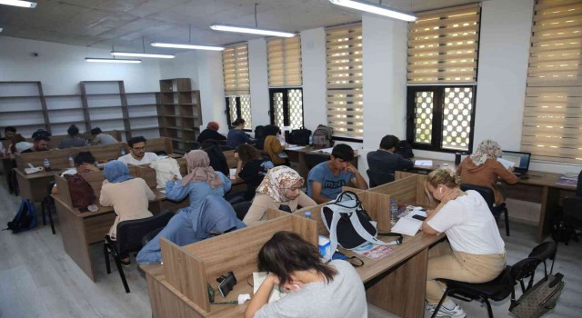 Şanlıurfada öğrenciler okuma evlerinde ders çalışıyor