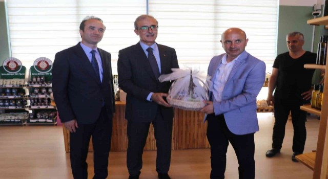 Savunma Sanayii Başkanı İsmail Demir, Altınovada tıbbı aromatik bahçesini gezdi