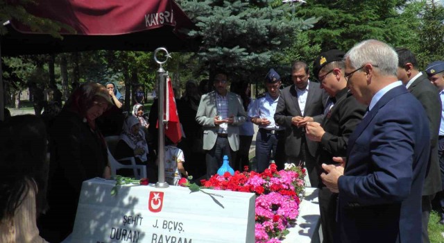 Şehit Astsubay Duran Bayram kabri başında dualarla anıldı