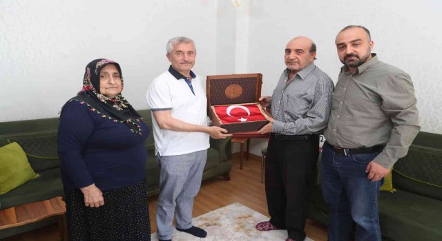 Şehit babalarına Türk Bayrağı ve Kuran-ı Kerim hediyesi