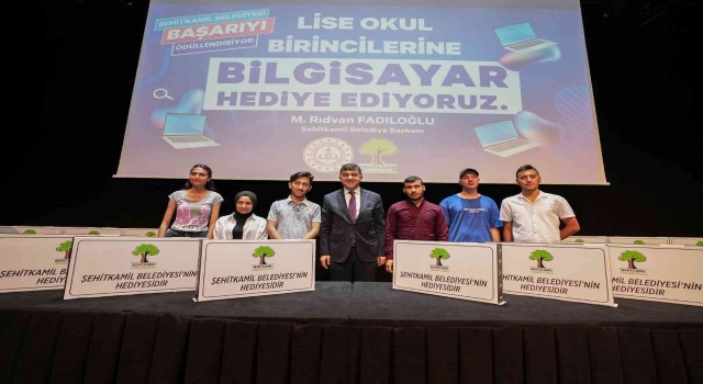 Şehitkamildeki lise öğrencilerine dizüstü bilgisayar ödülü
