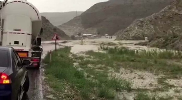 Sel Nallıhanı vurdu