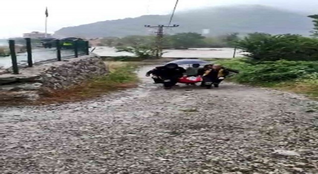 Sel sebebiyle evinde mahsur kalan vatandaşı ekipler kurtardı