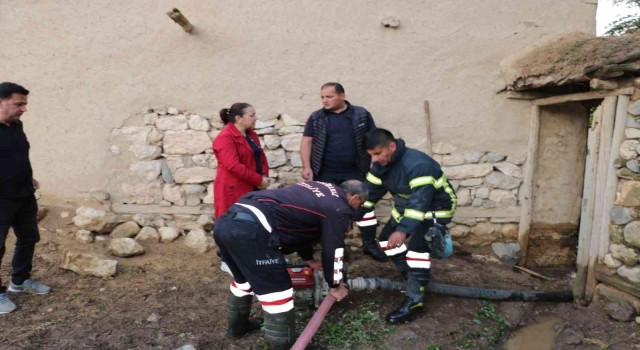 Sel suları tarım arazilerini sular altında bırakıp, evlere zarar verdi