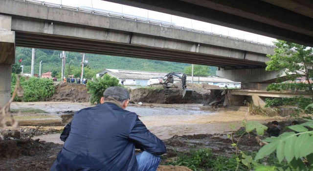 Sel sularına kapılan iş makinesi operatörünü bulmak için çalışma başlatıldı