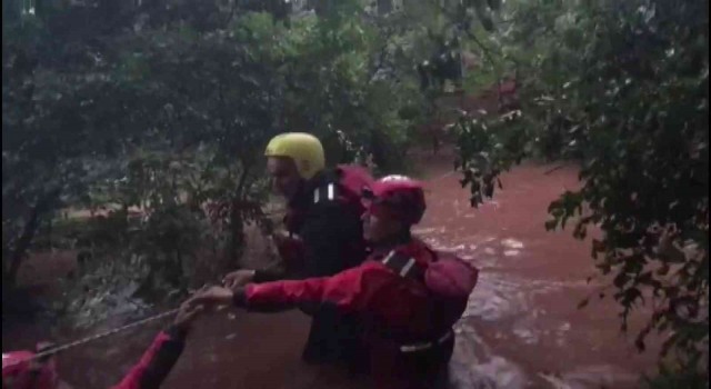 Selde mahsur kalan 8 kişilik aileyi JAK ve AFAD kurtardı