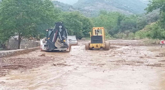 Selde mahsur kalan araçları Aydın Büyükşehir ekipleri kurtardı
