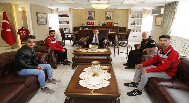 Selde su çukuruna düşen Senayı kurtaran 3 kahraman genci Vali Taşbilek makamında ağırladı