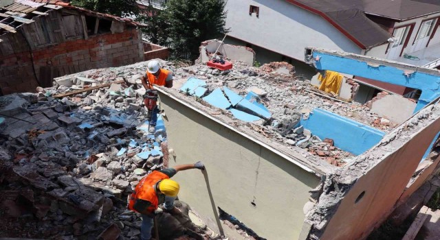 Serdardaki metruk bina yıkıldı
