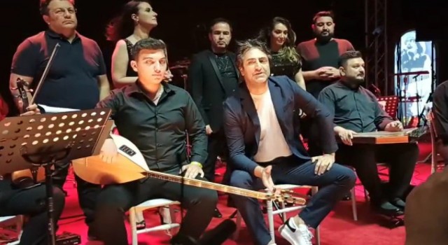 Ses sitemini kapatınca Kırmızıgül çıplak sesle konser verdi