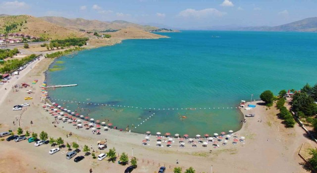 Sıcaklar arttı, vatandaşlar doğunun gizli denizi Hazara akın etti