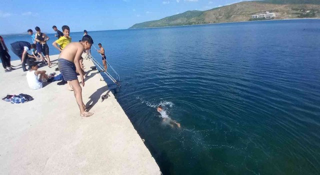 Sıcaktan bunalan çocuklar kendilerini Van Gölünün serin sularına bırakıyor
