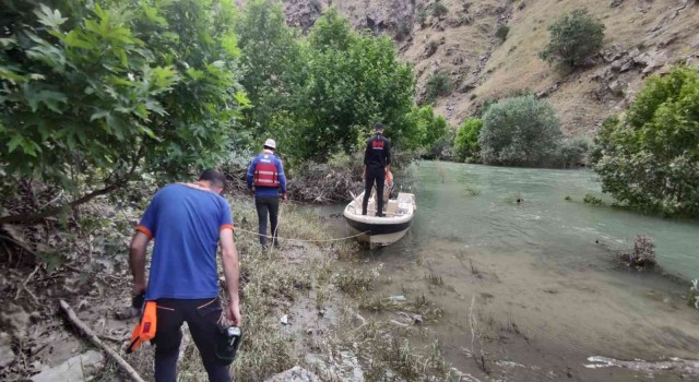 Siirtte çayda akıntıya kapılan sağlıkçıyı arama çalışmaları dördüncü gününde