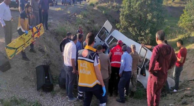 Siirtte işçileri taşıyan minibüs uçuruma yuvarlandı: 4 ölü, 6 yaralı