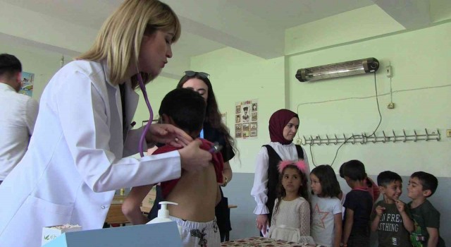 Siirtte köy okulu öğrencileri sağlık taramasından geçti