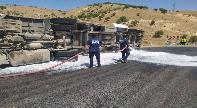 Siirtte mazot yüklü tır devrildi, itfaiye ekipleri tehlikeyi önledi