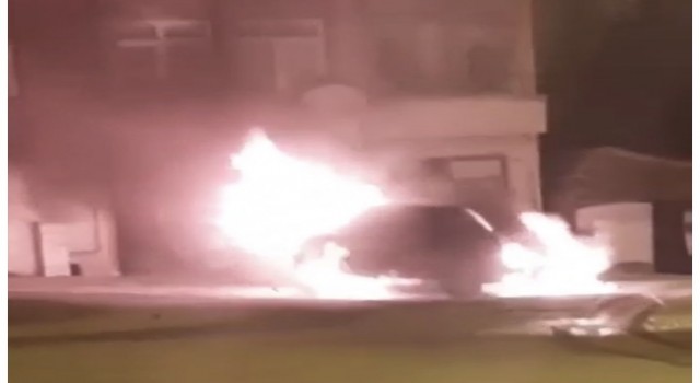 Silivride park halindeki otomobil alev alev yandı