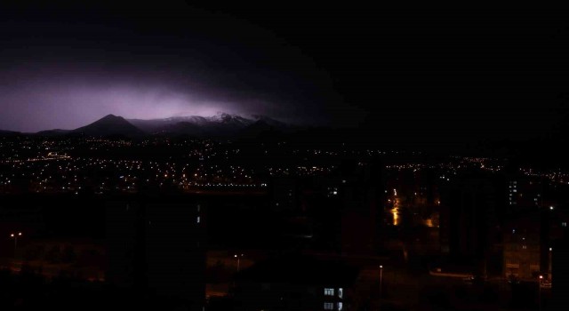 Şimşekler Erciyesi aydınlattı, muhteşem fotoğraf ortaya çıktı