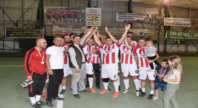 Sındırgıda kurumlar arası halı saha futbol turnuvasının şampiyonu jandarma oldu