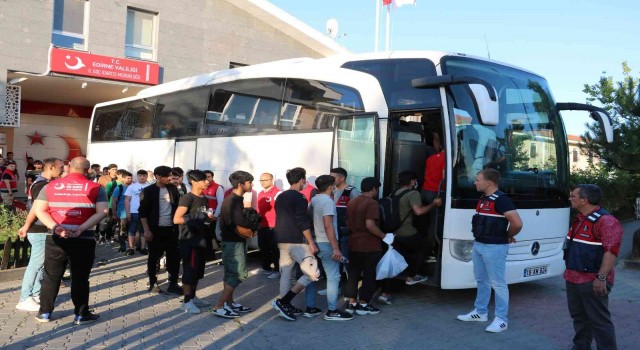 Sınır dışı edilecek göçmenler Edirneden yola çıktı