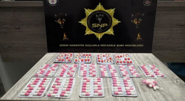 Sinopta bir araçta 206 adet sentetik ecza hap yakalandı