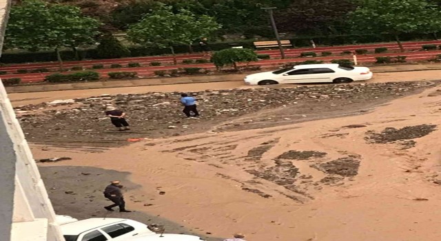 Siparişini bırakan motokurye döndüğünde motorunun sele kapıldığını gördü